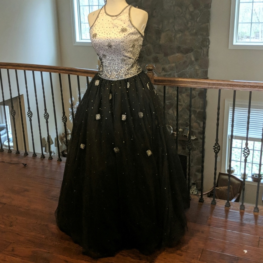 A black and white size 4 dress